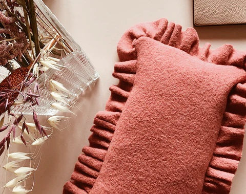 DIY: Sy en flot pyntepude med flæser – nem guide med uldstof