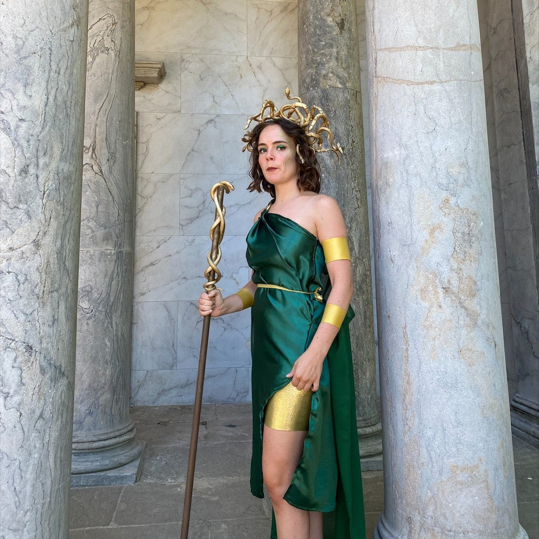 Satin stof – Blødt, glansfuldt og elegant stof til kjoler og boligtekstiler