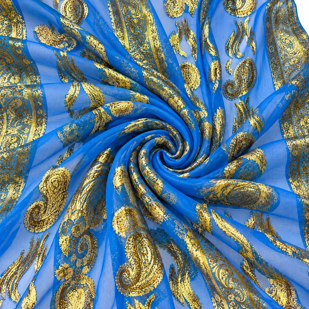Kongeblå chiffon med gyldent paisleymønster – stoffet formet som en spiral (billede 1 af 3)