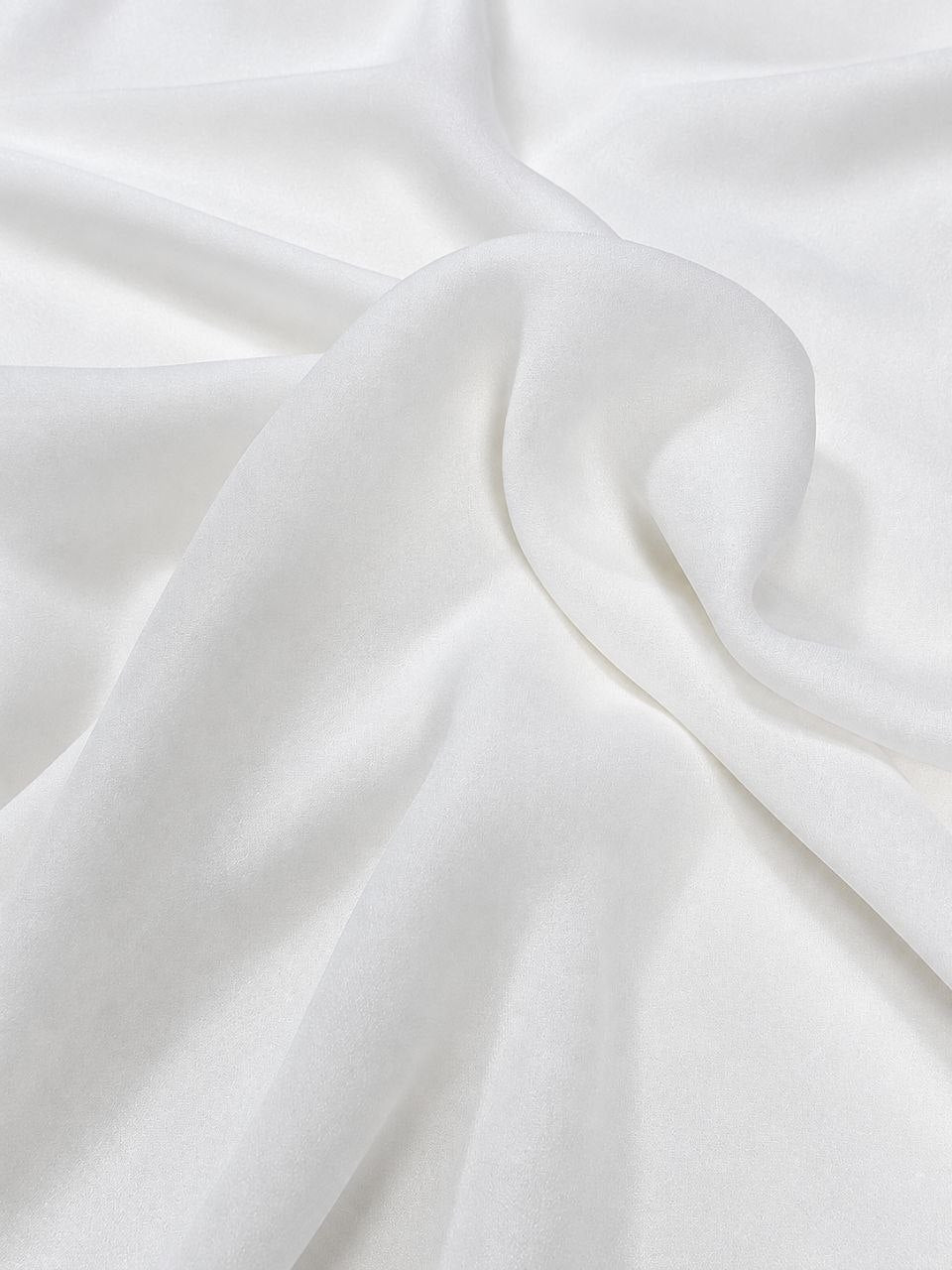 Hvidt silke chiffon stof – draperi i blødt fald