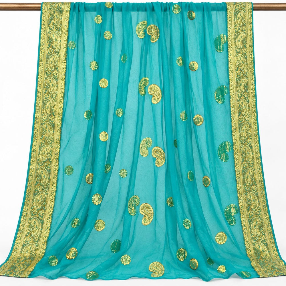 Turkis lurex chiffonsilk med gyldne paisleymotiver og guldborter – hængende i bløde folder på hvid baggrund (billede 2 af 3)