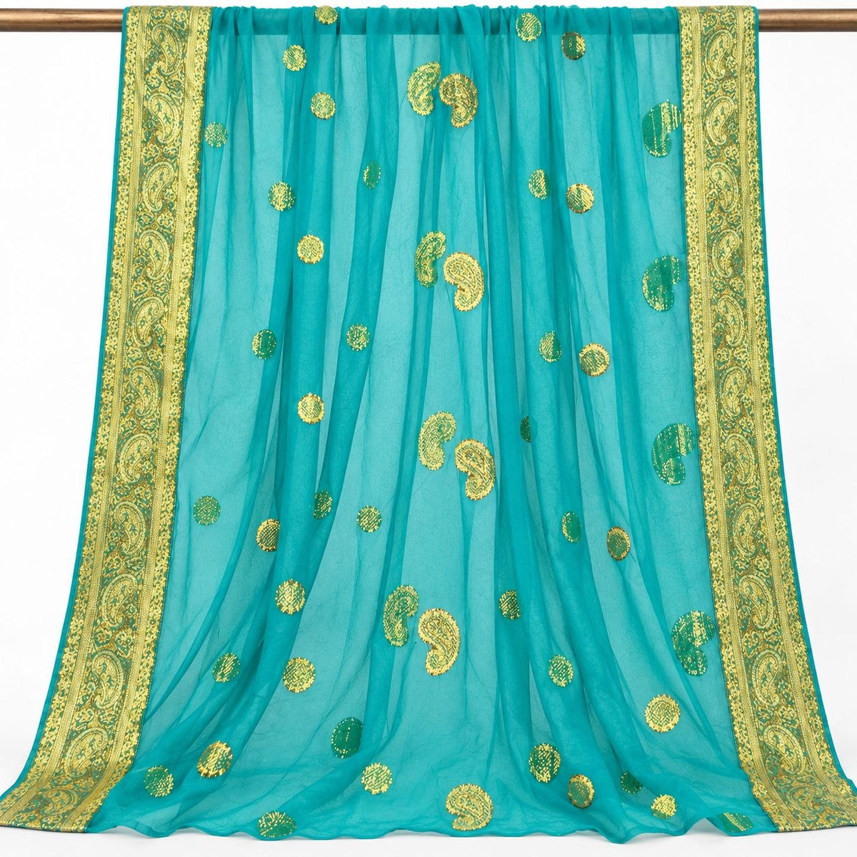 Turkis lurex chiffonsilk med gyldne paisleymotiver og guldborter – hængende i bløde folder på hvid baggrund (billede 2 af 3)