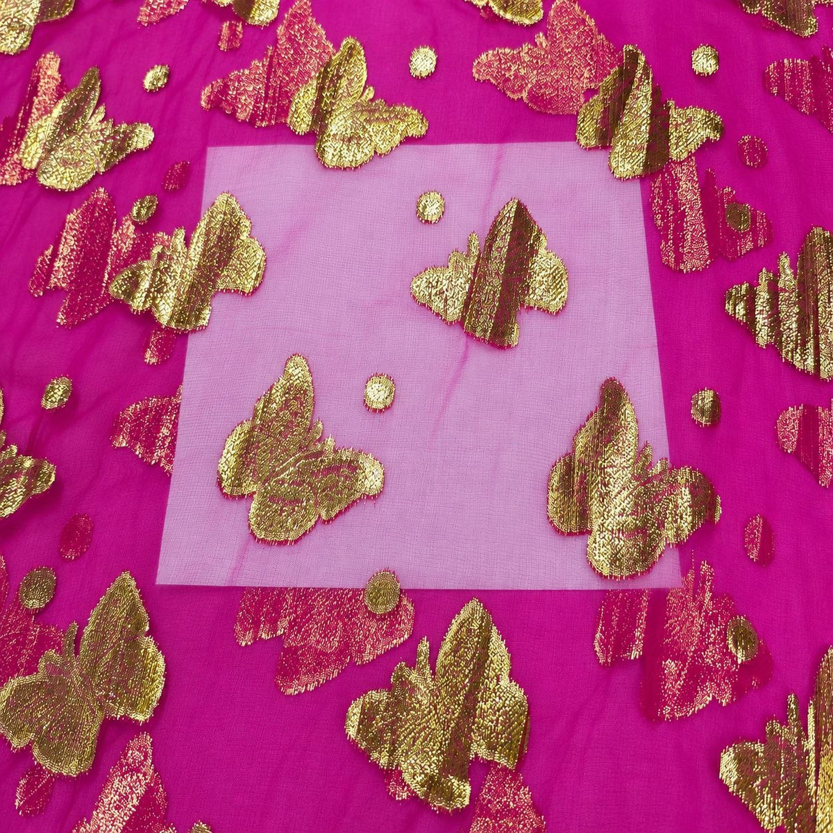 Pink lurex chiffon – nærbillede af sommerfuglemotiverne og stoffets gennemsigtighed (billede 3 af 3)