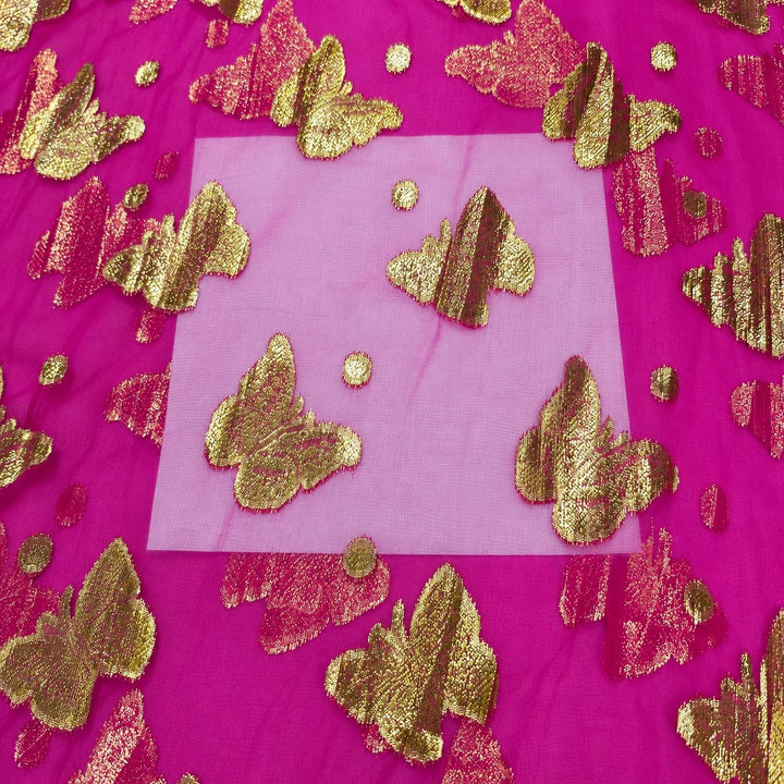 Pink lurex chiffon – nærbillede af sommerfuglemotiverne og stoffets gennemsigtighed (billede 3 af 3)