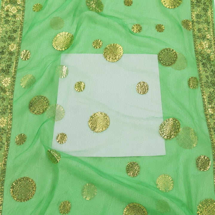 Mintgrøn lurex chiffonsilk – nærbillede af prikmotiverne, guldborterne og stoffets gennemsigtighed (billede 3 af 3)