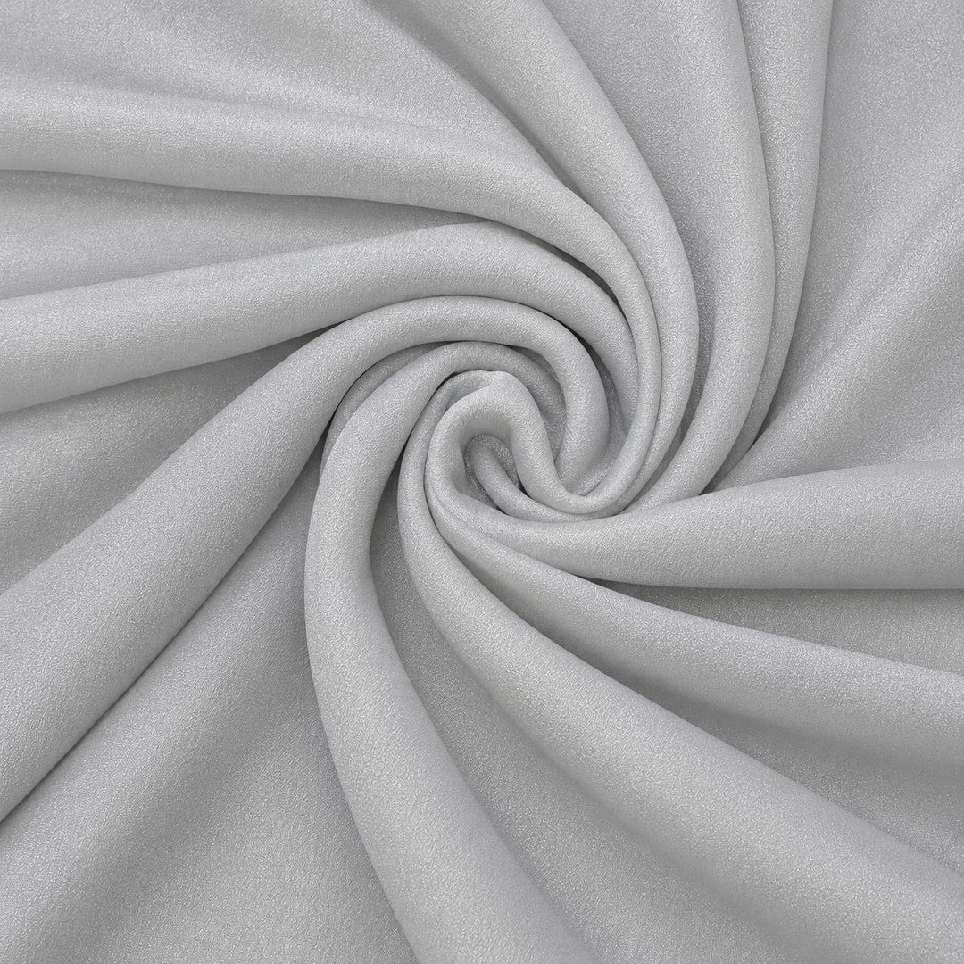 Lysegråt silke georgette – 2. sortering – stoffet formet som en spiral, hvor den creppede overflade og de ujævne tråde ses (billede 1 af 3)