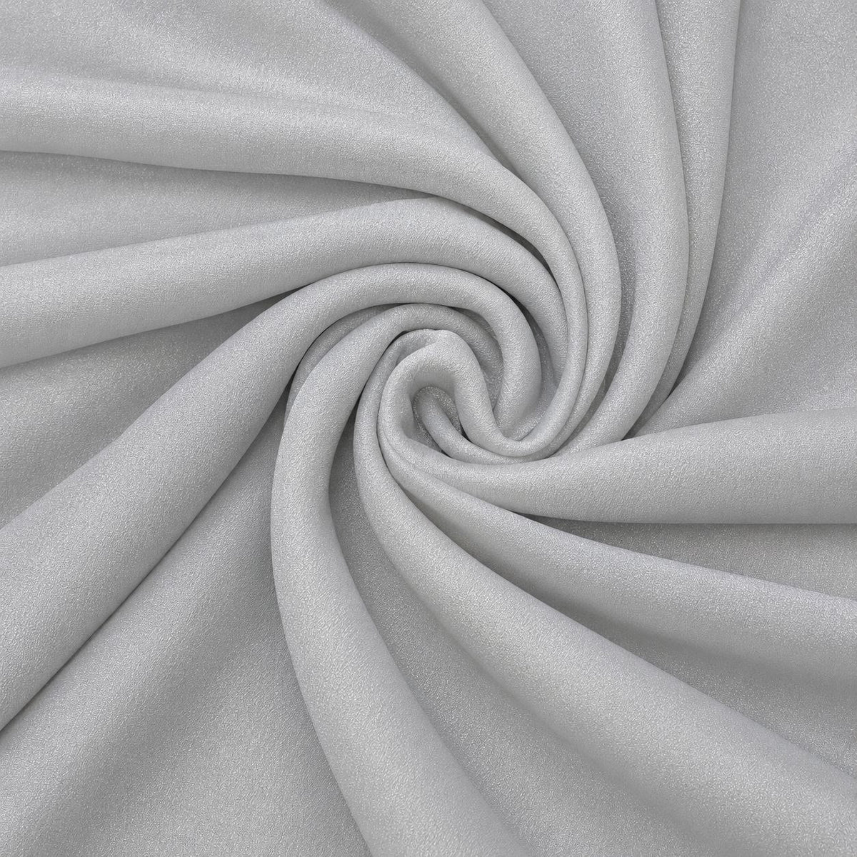 Lysegråt silke georgette – 2. sortering – stoffet formet som en spiral, hvor den creppede overflade og de ujævne tråde ses (billede 1 af 3)