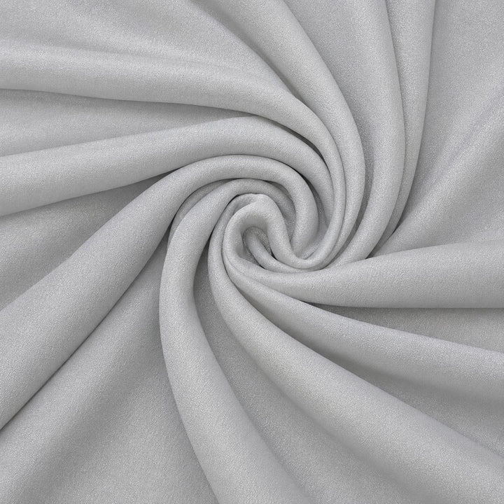Lysegråt silke georgette – 2. sortering – stoffet formet som en spiral, hvor den creppede overflade og de ujævne tråde ses (billede 1 af 3)