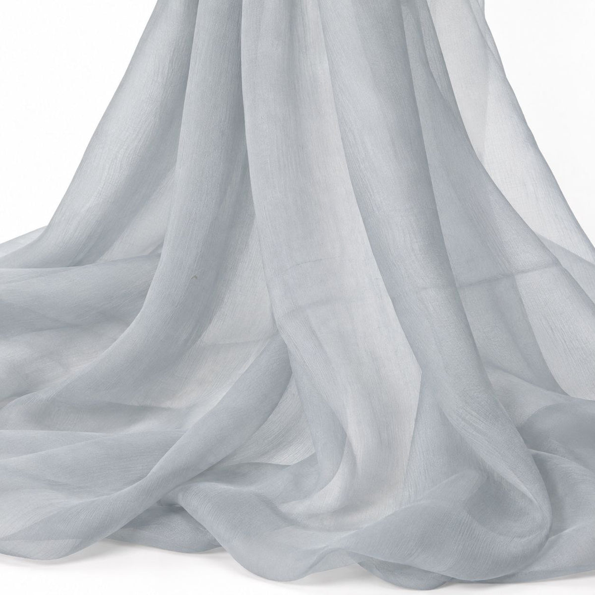 Lys gråblå silke chiffon 130 cm – draperet, med farveafvigelse i dele af stoffet (billede 2 af 2)
