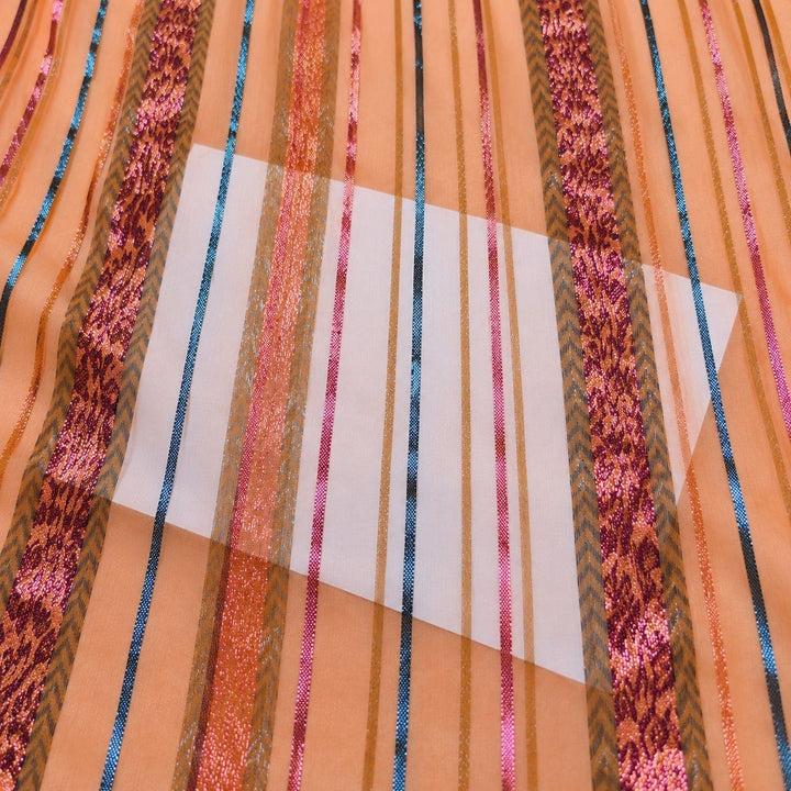 Ferskenorange lurex chiffonsilk – nærbillede af de metalliske striber og stoffets gennemsigtighed (billede 3 af 3)