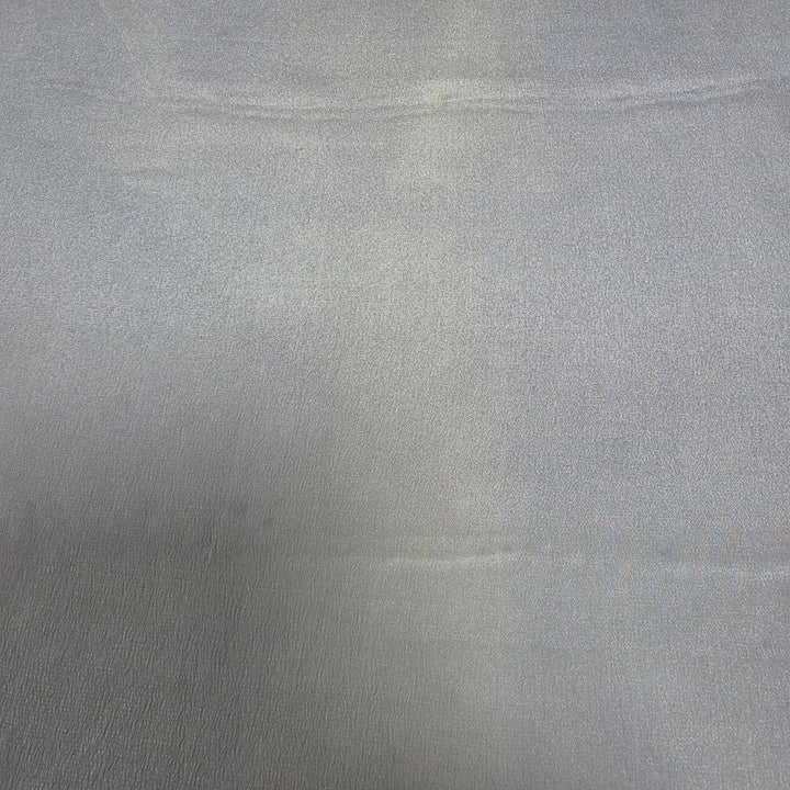 Originalbillede af lysegråt silke georgette – 2. sortering, der viser de synlige vævefejl og ujævnheder i stoffet (billede 3 af 3)