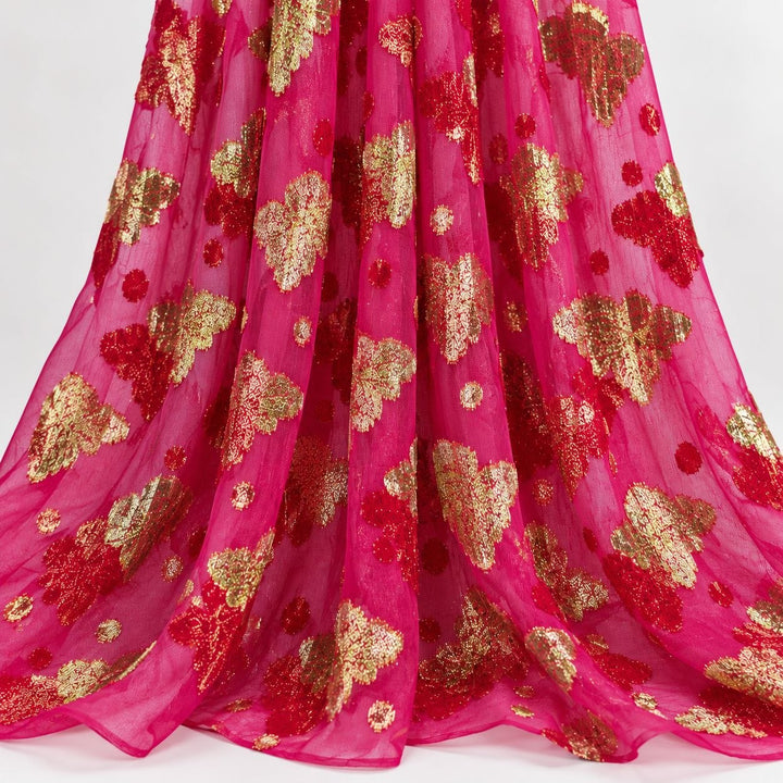 Fuchsia lurex chiffonsilk med gyldne og bordeauxrøde sommerfuglemotiver – hængende i bløde folder på hvid baggrund (billede 2 af 3)