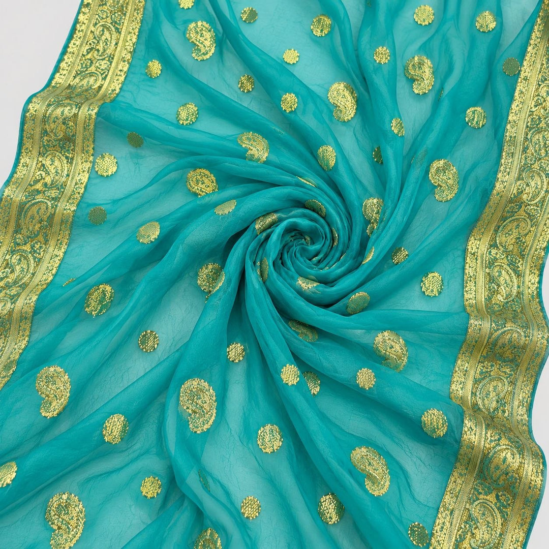 Turkis lurex chiffonsilk med gyldne paisleymotiver og guldborter – stoffet formet som en spiral (billede 1 af 3)
