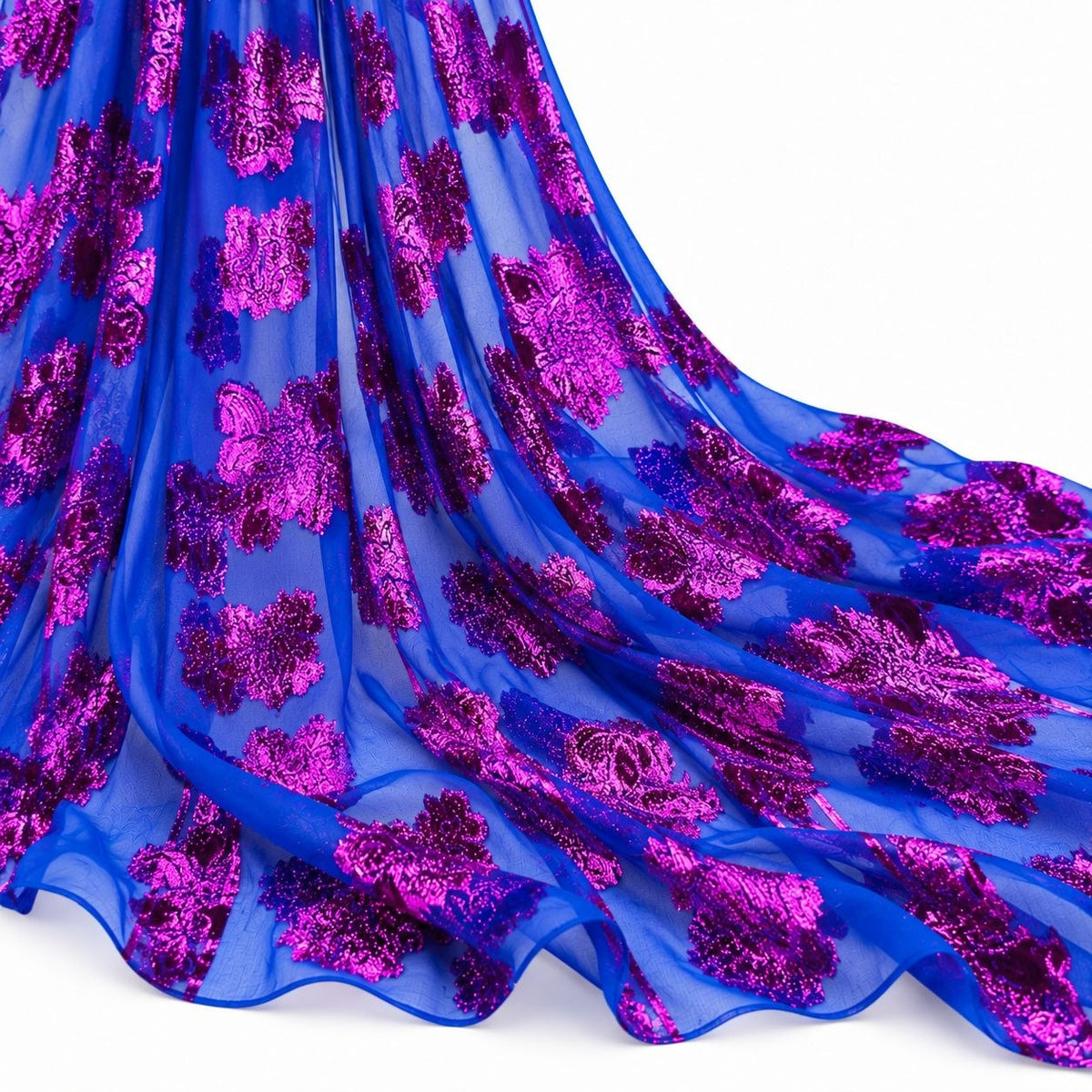 Kongeblå lurex chiffon med pink og lilla blomstermotiver – hængende i bløde folder på hvid baggrund (billede 2 af 3)