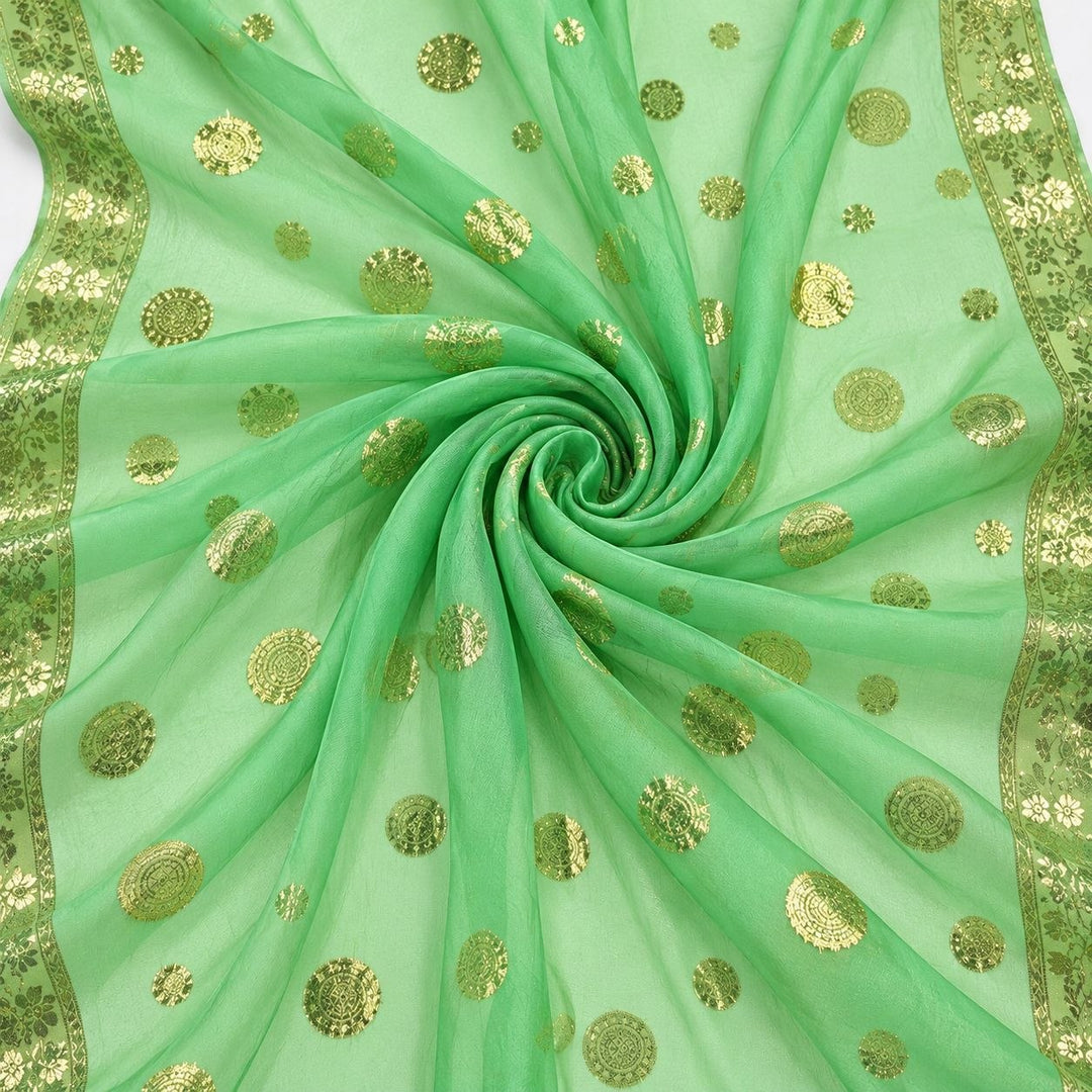 Mintgrøn lurex chiffonsilk med gyldne prikmotiver og guldborter – stoffet formet som en spiral (billede 1 af 3)