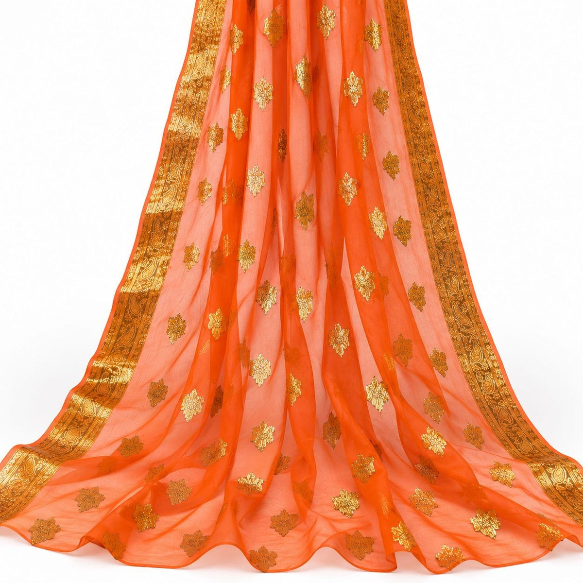 Orange lurex chiffon med gyldne motiver og guldborter – hængende i bløde folder på hvid baggrund (billede 2 af 3)