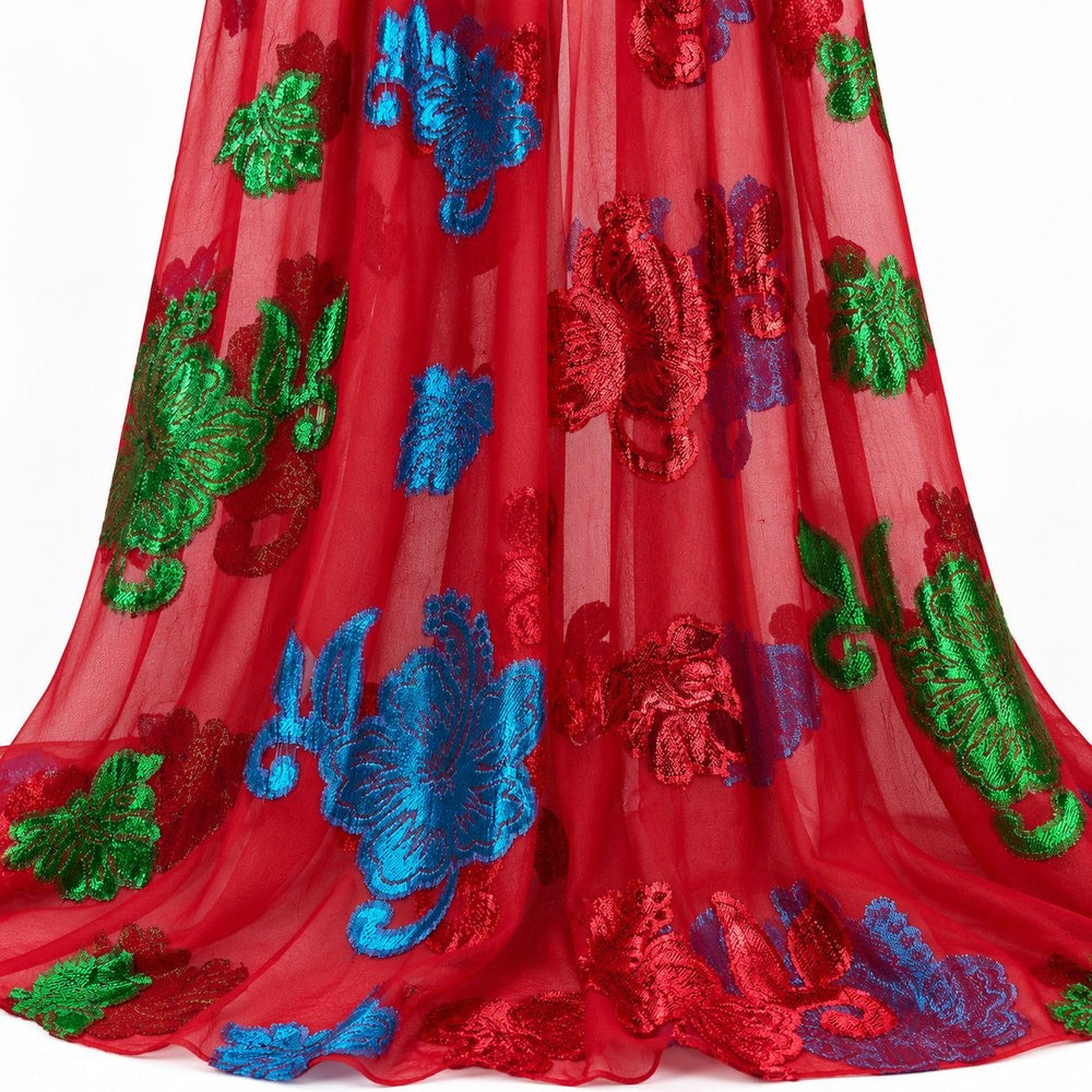 Rød lurex chiffonsilk med farverige blomstermotiver – hængende i bløde folder på hvid baggrund (billede 2 af 3)