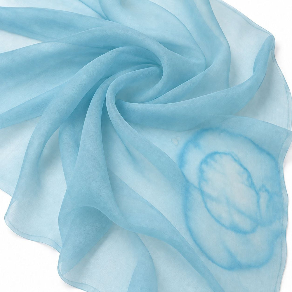 Turkis/havblå silke chiffon – draperet, med pletterne tydeligt synlige (billede 2 af 2)