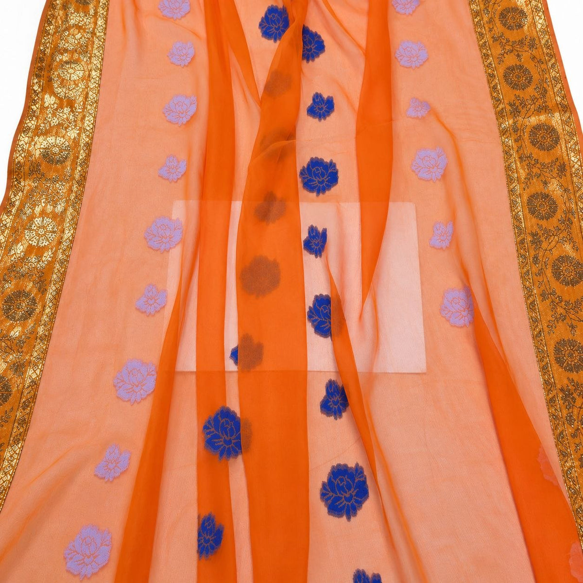 Orange lurex chiffonsilk – nærbillede af blomstermotiverne, guldborterne og stoffets gennemsigtighed (billede 3 af 3)
