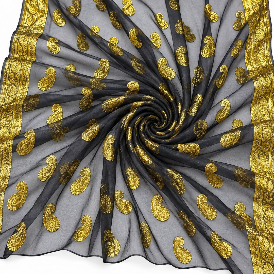 Sort lurex chiffon med gyldent paisleymønster og guldborter – stoffet formet som en spiral (billede 1 af 3)