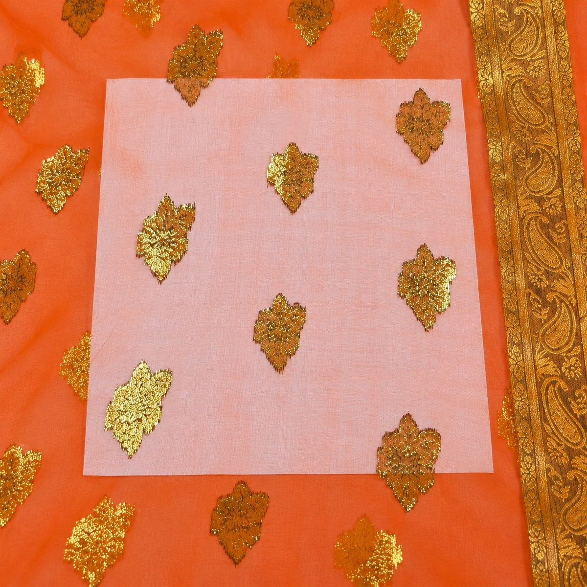 Orange lurex chiffon med gyldne motiver og guldborter – nærbillede af de gyldne motiver, guldborterne og stoffets gennemsigtighed (billede 3 af 3)
