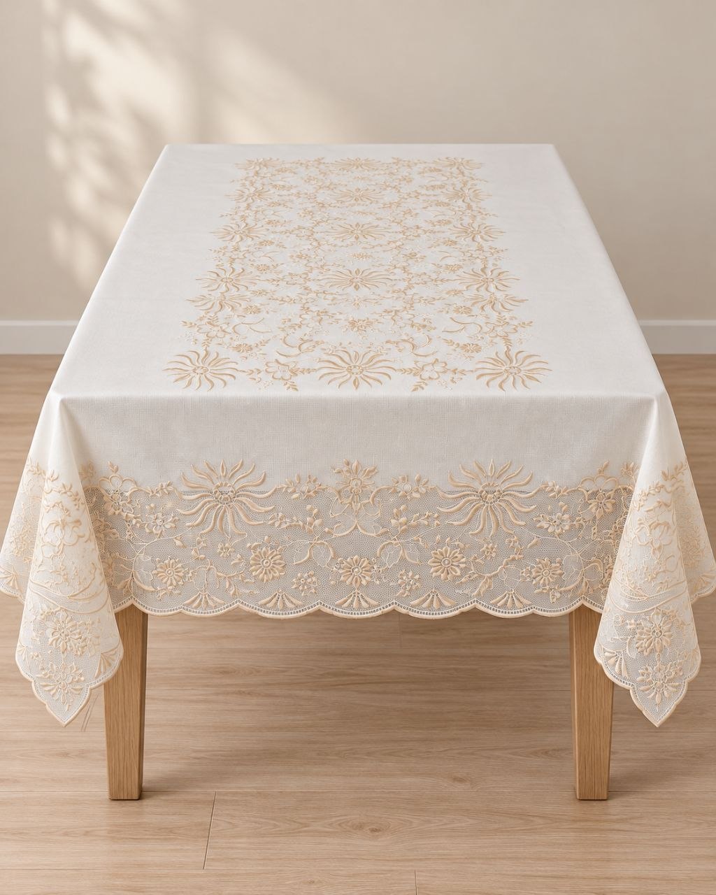 CREMEFARVET DUG MED BEIGE BLOMSTERBRODERI