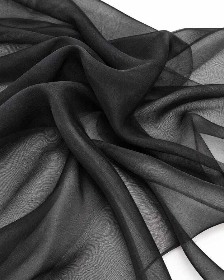 Sort silke chiffon stof – bløde draperede folder