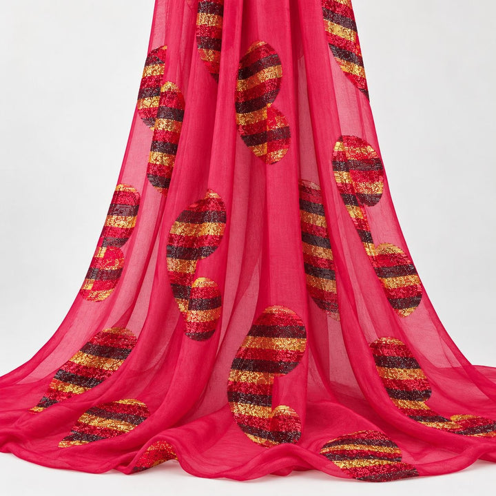 Fuchsia lurex chiffonsilk med flerfarvede stribede paisleymotiver – hængende i bløde folder på hvid baggrund (billede 2 af 3)