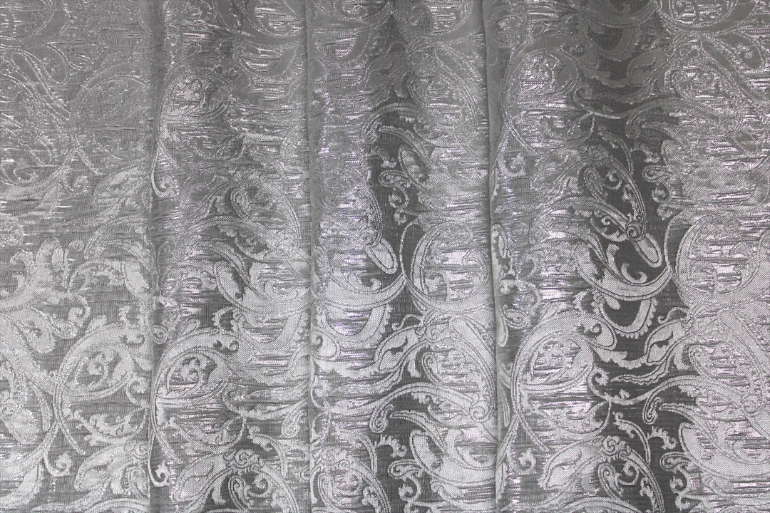 SØLV SATIN JACQUARD STOF MED BLOMSTERRANKER