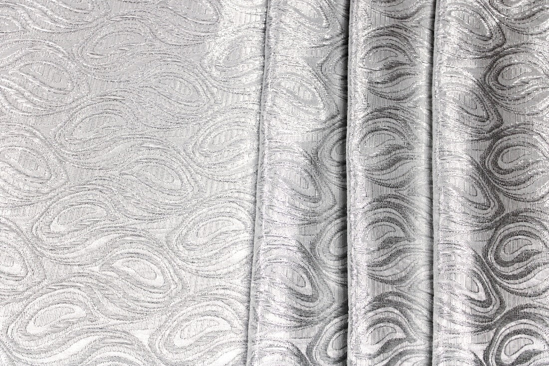 SØLV SATIN JACQUARD STOF MED DRÅBEMOTIV