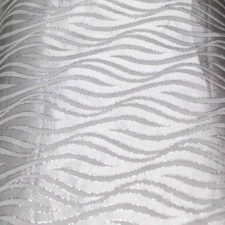 SØLV SATIN JACQUARD STOF MED BØLGEMOTIV