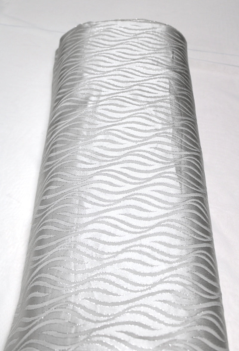 SØLV SATIN JACQUARD STOF MED BØLGEMOTIV