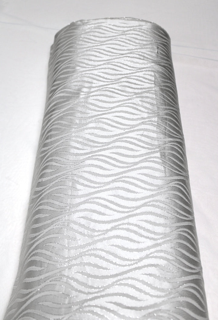 SØLV SATIN JACQUARD STOF MED BØLGEMOTIV