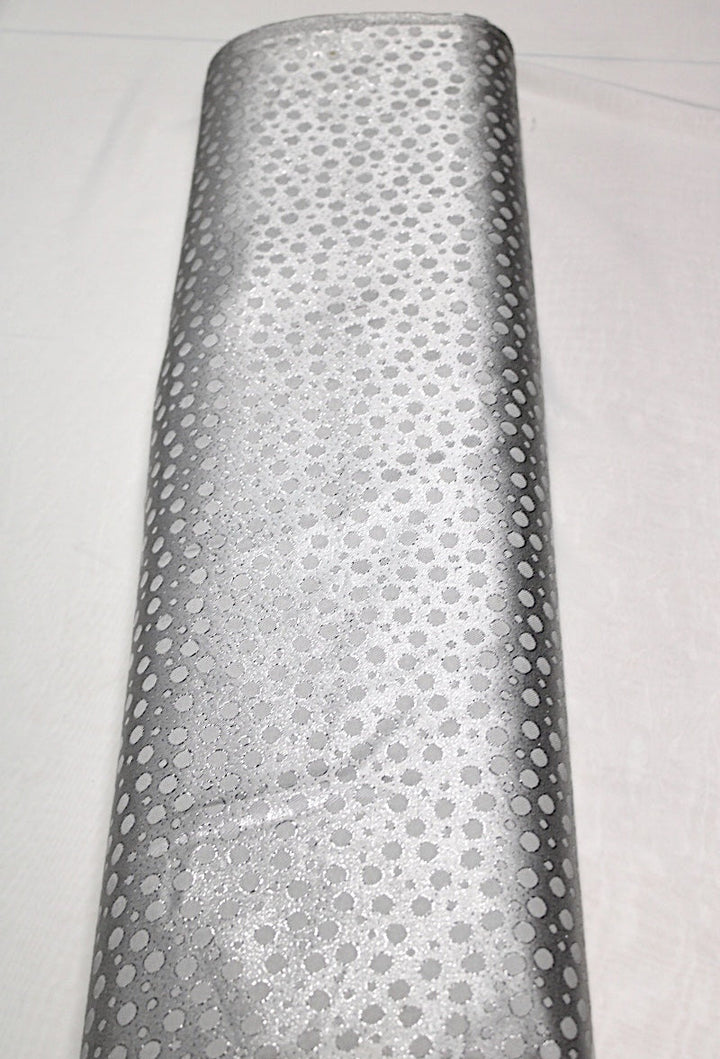SØLV SATIN JACQUARD STOF MED PRIKKER