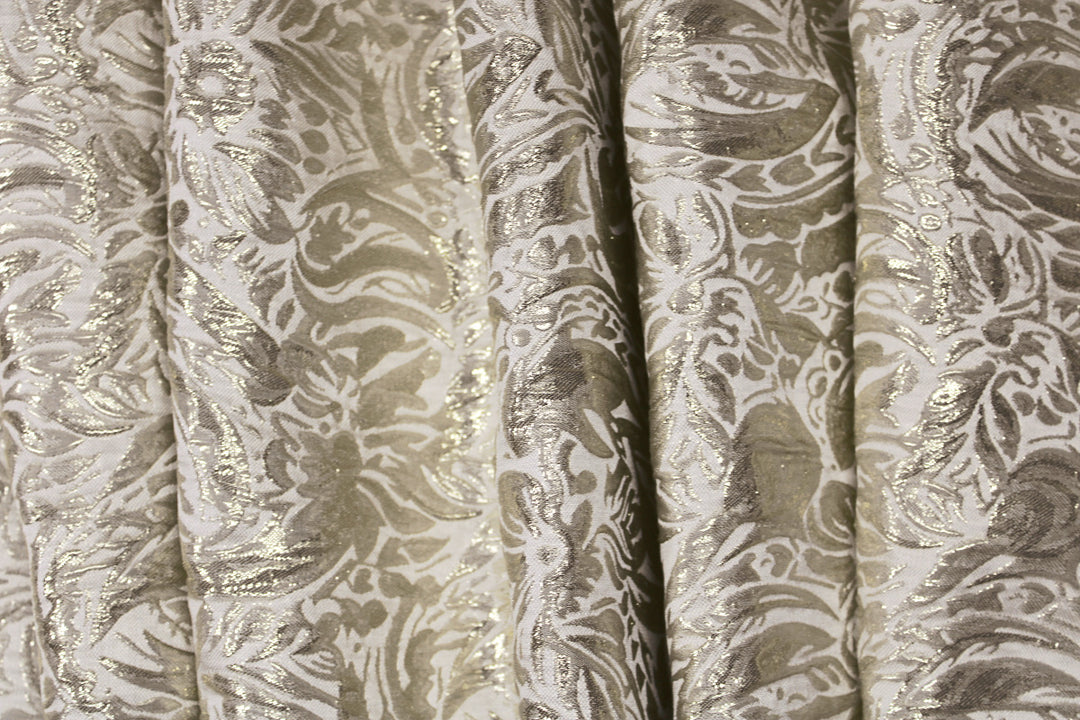 CHAMPAGNEFARVET SATIN JACQUARD STOF MED BOTANISKE MOTIVER