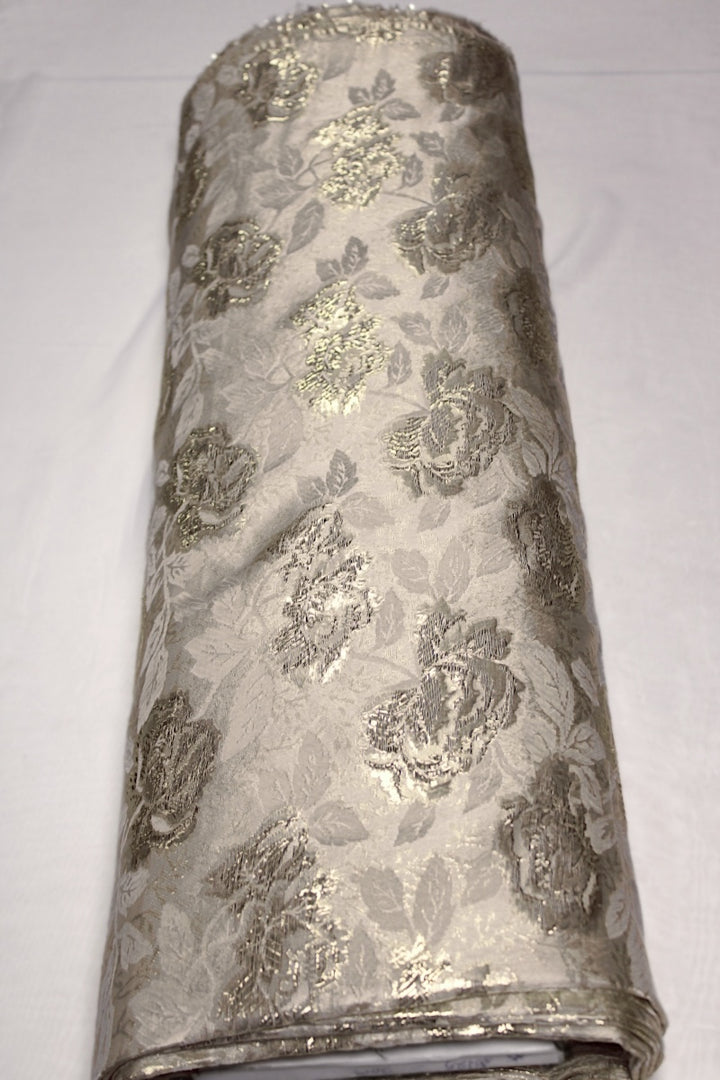 CHAMPAGNEFARVET SATIN JACQUARD STOF MED BLOMSTER