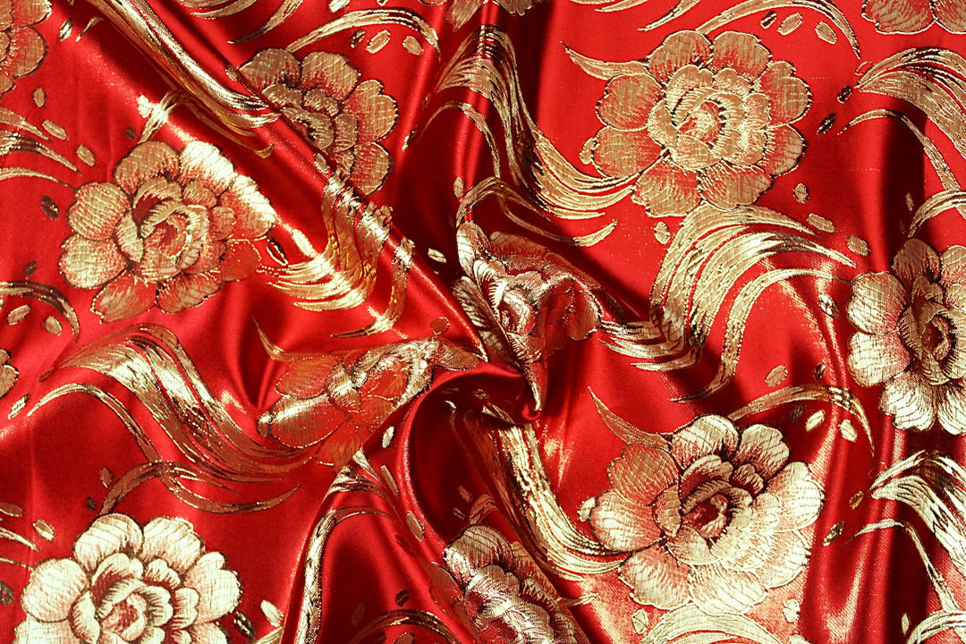 RØD SATIN JACQUARD STOF MED BLOMSTER