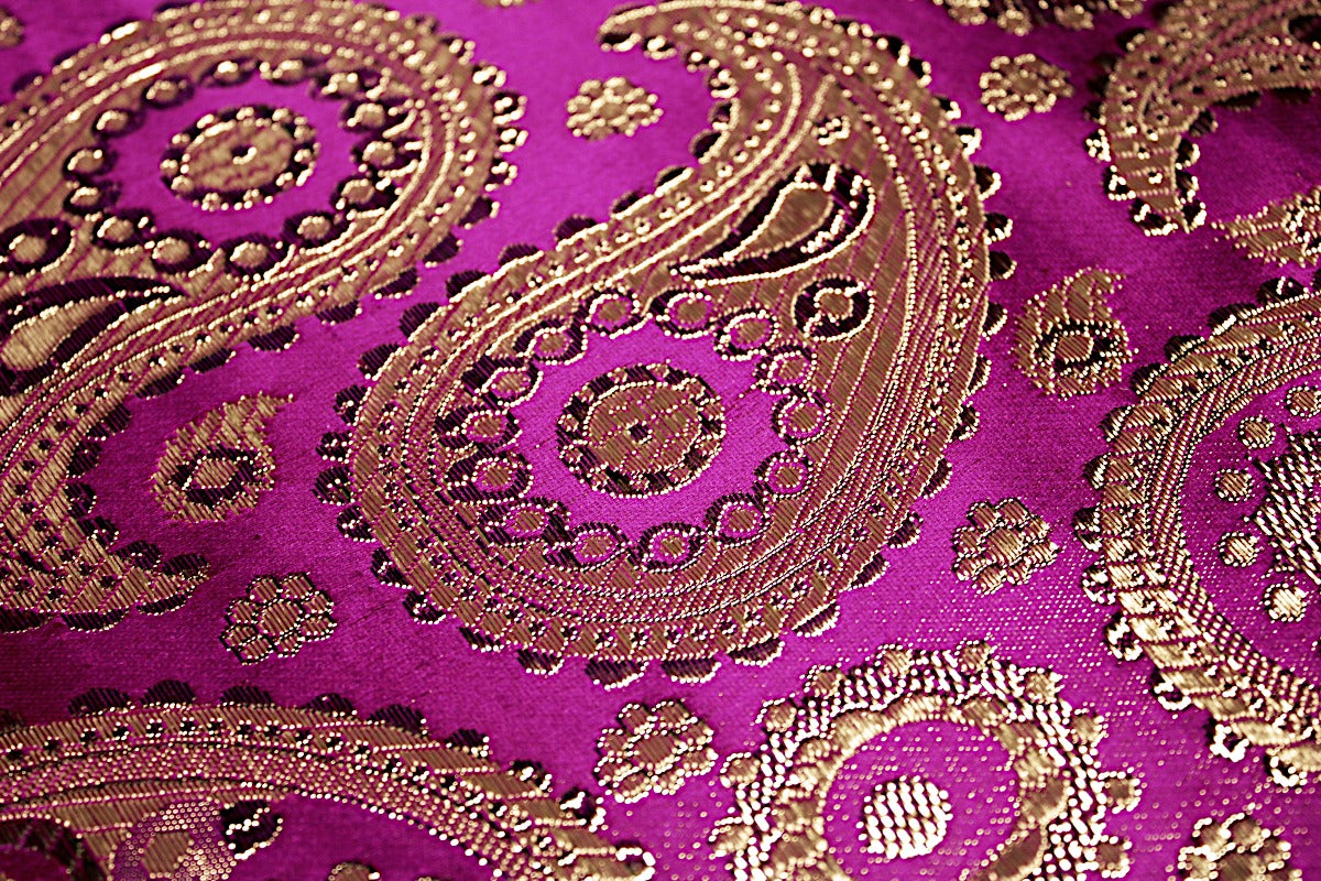 LILLA SATIN JACQUARD STOF MED PAISLEY MØNSTER