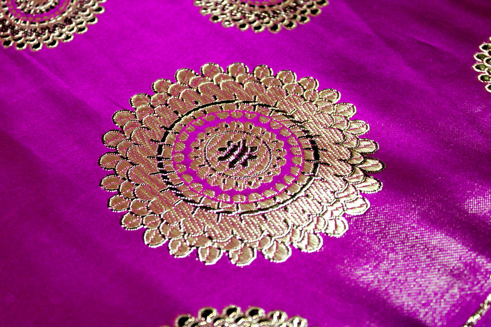 LILLA SATIN JACQUARD STOF MED SOLSIKKER