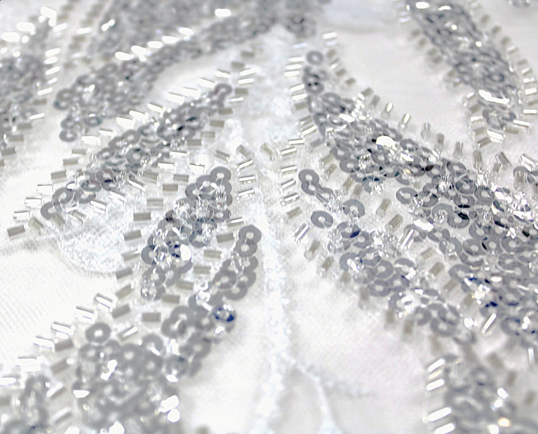 HVIDT TYL STOF MED PAILLETTER OG PERLER