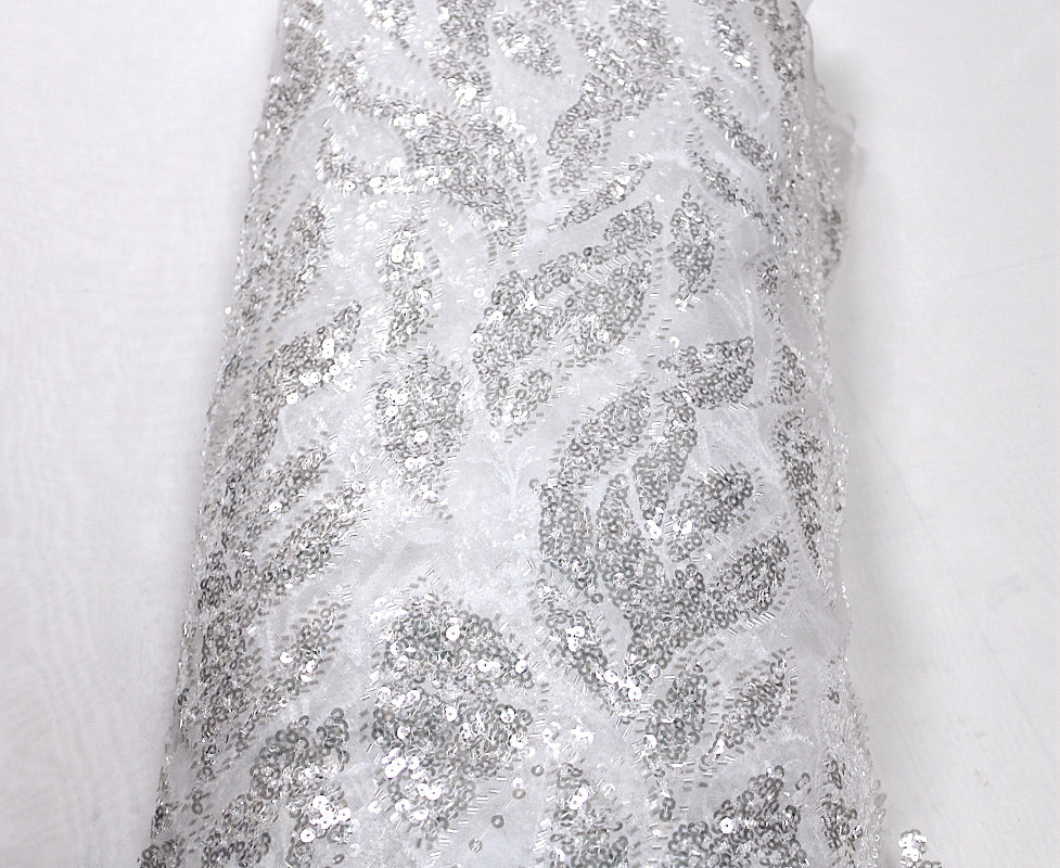 HVIDT TYL STOF MED PAILLETTER OG PERLER