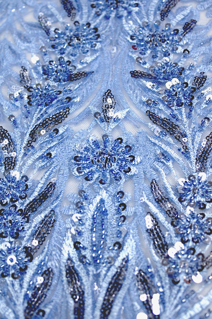 BLÅT TYL STOF MED PAILLETTER OG PERLER
