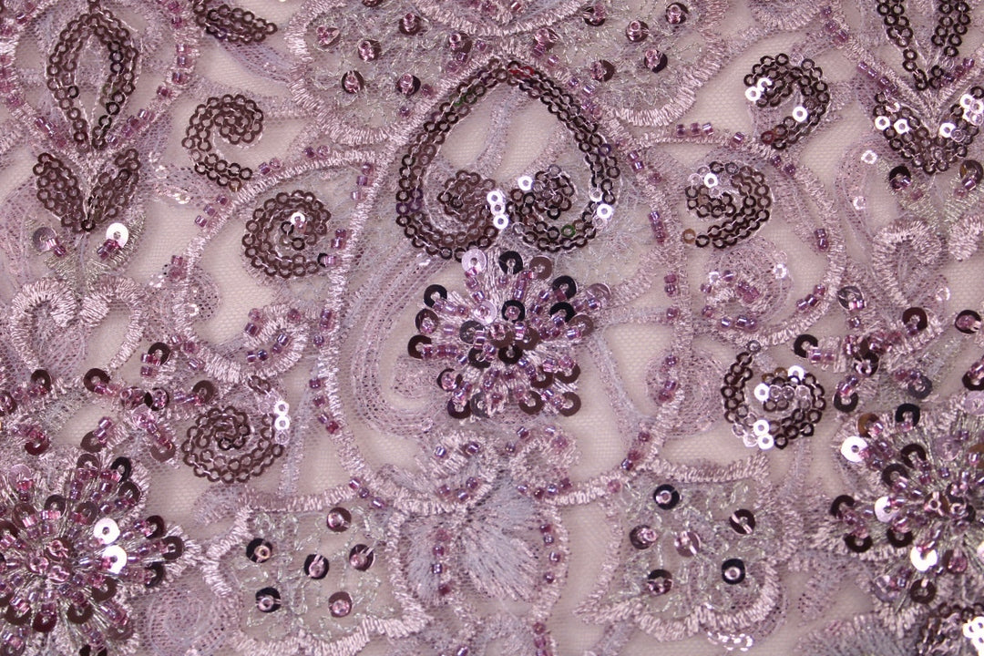 LAVENDEL TYL STOF MED PAILLETTER OG PERLER