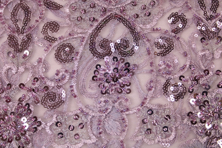 LAVENDEL TYL STOF MED PAILLETTER OG PERLER