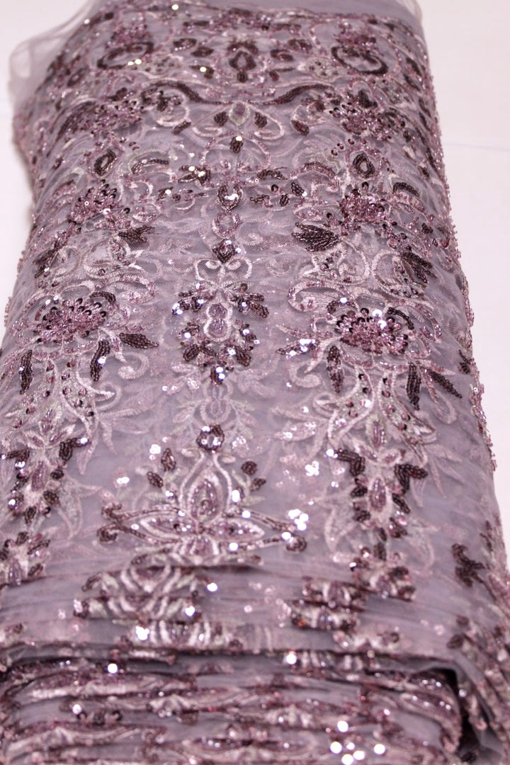 LAVENDEL TYL STOF MED PAILLETTER OG PERLER