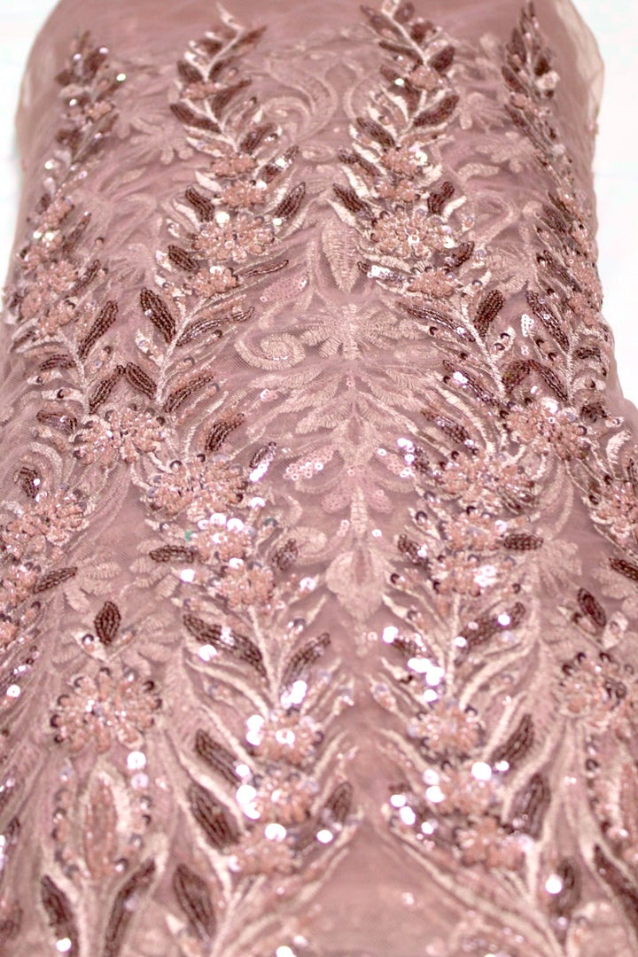 VINTAGE LYSERØDT TYL STOF MED PAILLETTER OG PERLER - BLOMSTERRANKER