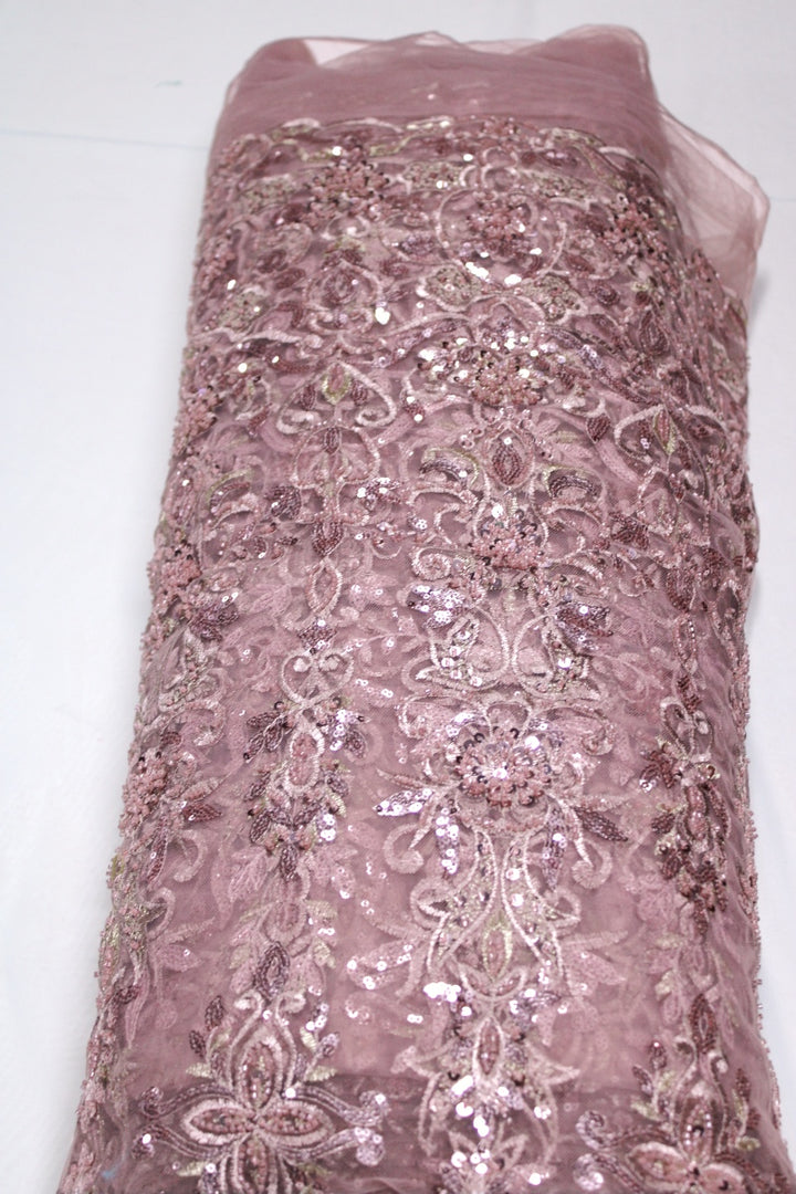 VINTAGE LYSERØDT TYL STOF MED PAILLETTER OG PERLER