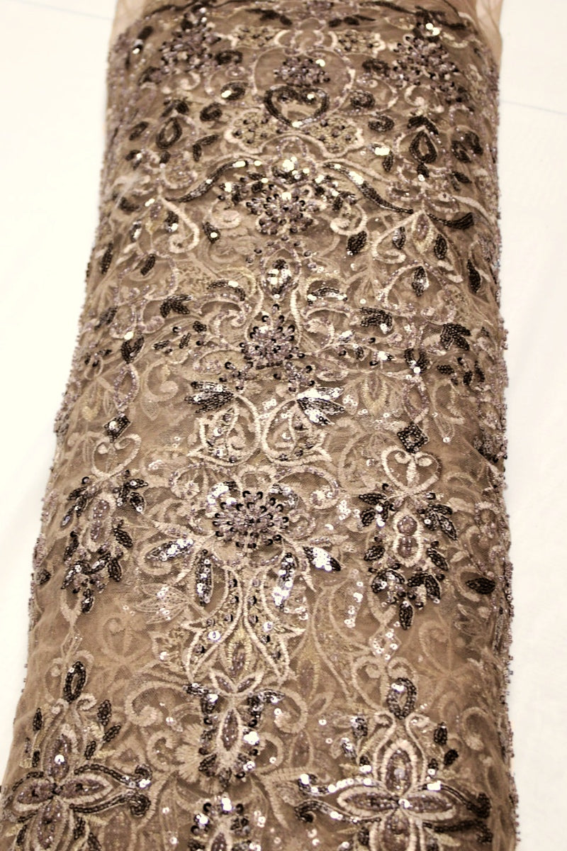 BEIGE TYL STOF MED PAILLETTER OG PERLER