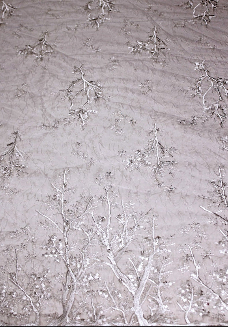 SØLV TYL STOF MED BRODEREDE TRÆER