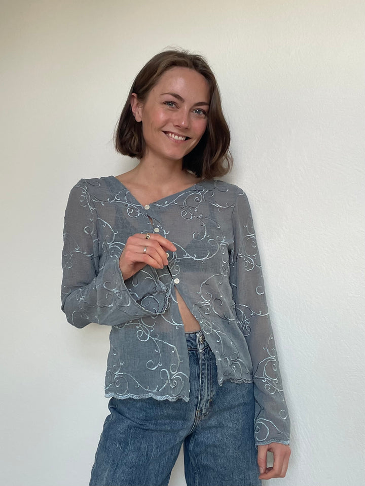 BELLA BLUSE SYMØNSTER (PDF) – DESIGNET AF DITTE ANDY (STR. 34-50)